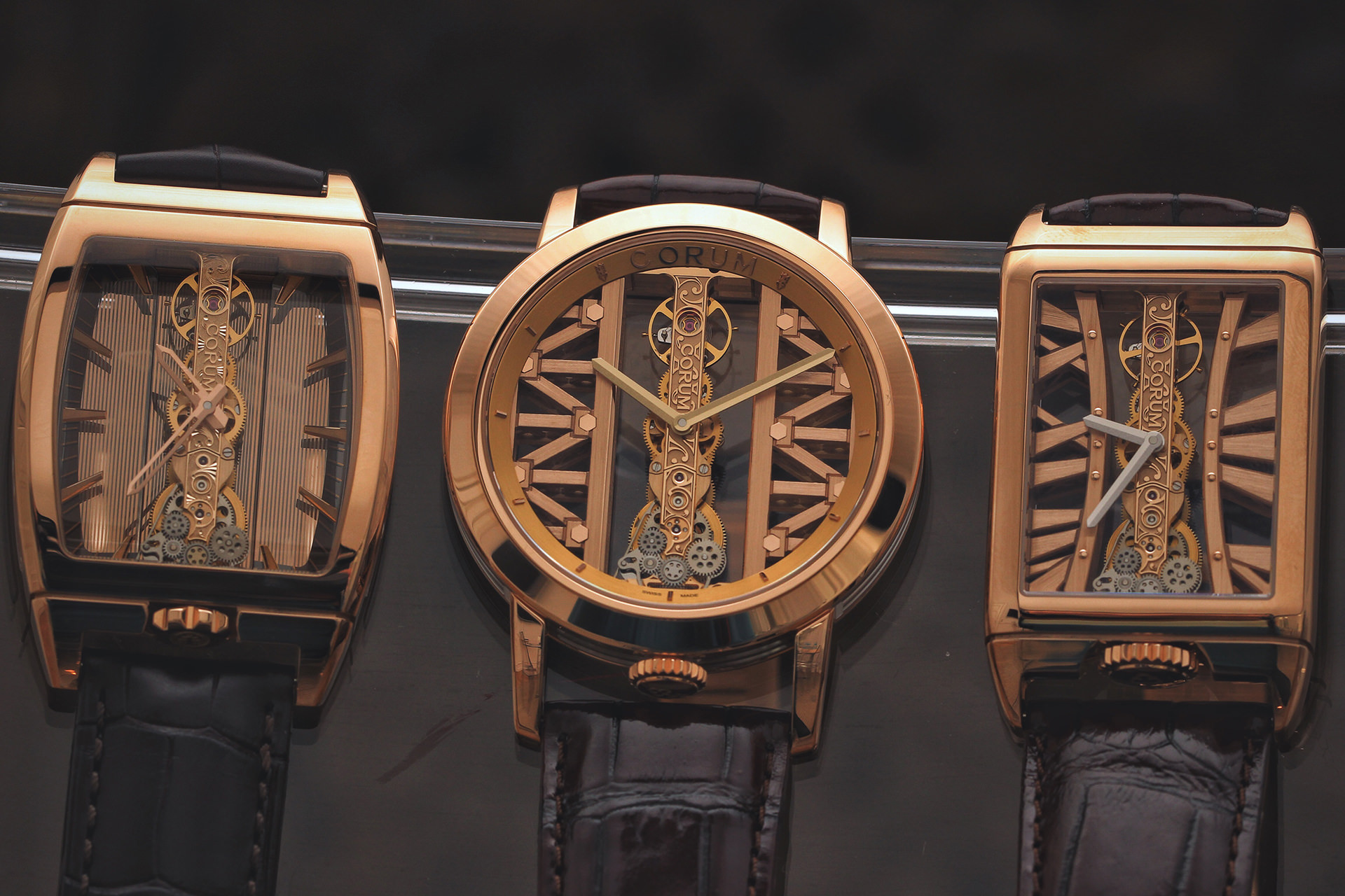 Corum Golden Bridge — часы с открытым линейным механизмом
