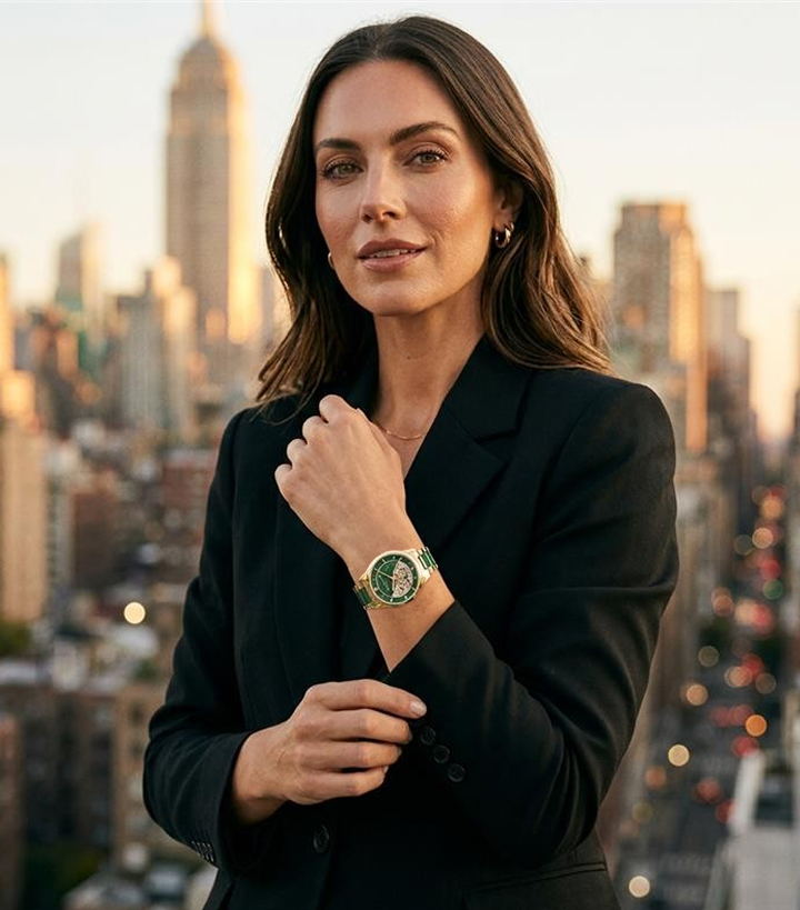 Часы Kenneth Cole на модели на фоне Нью-Йорка